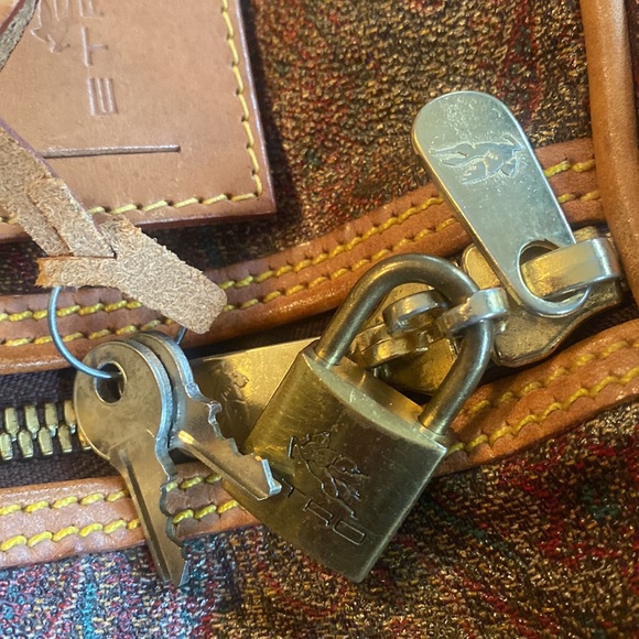 ETRO Duffle bag w/ luggage tag & lock and key. EUC! - Picture 13 of 17